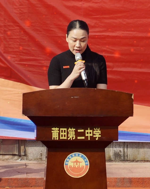 李海珠老师代表获奖教师发言.jpg